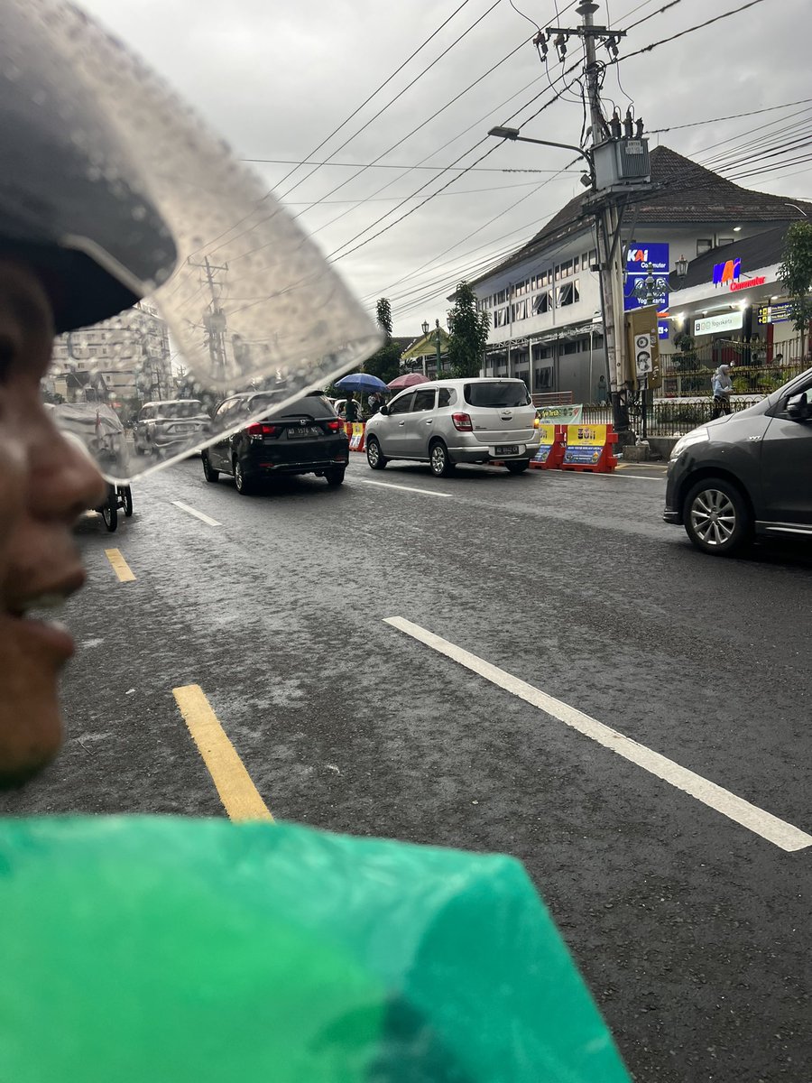 efenerr's tweet photo. driver @gojekindonesia kemarin

“aku merantau dari Medan ke Yogya tahun 2010, dengar-dengar Yogya lebih tentram, aku ajak istri dan dua anak modal nekat”

“kerja apa pak dulu?”

“semua aku kerjain, tukang masak kebanyakan, sejak 2017 gojek full”

“anakku dua, satu mau lulus Universitas, satu baru lulus SMK kayaknya mau ke Jepang kerja di sana”

“hebat banget, pak!”

“kadang mikir hitungan manusia ga masuk, tetapi yaudahlah pasrah aja sama hitungan Tuhan, buktinya bisa juga nguliahin anakku”

“sehat-sehat, pak! semoga banyak rejekinya!”