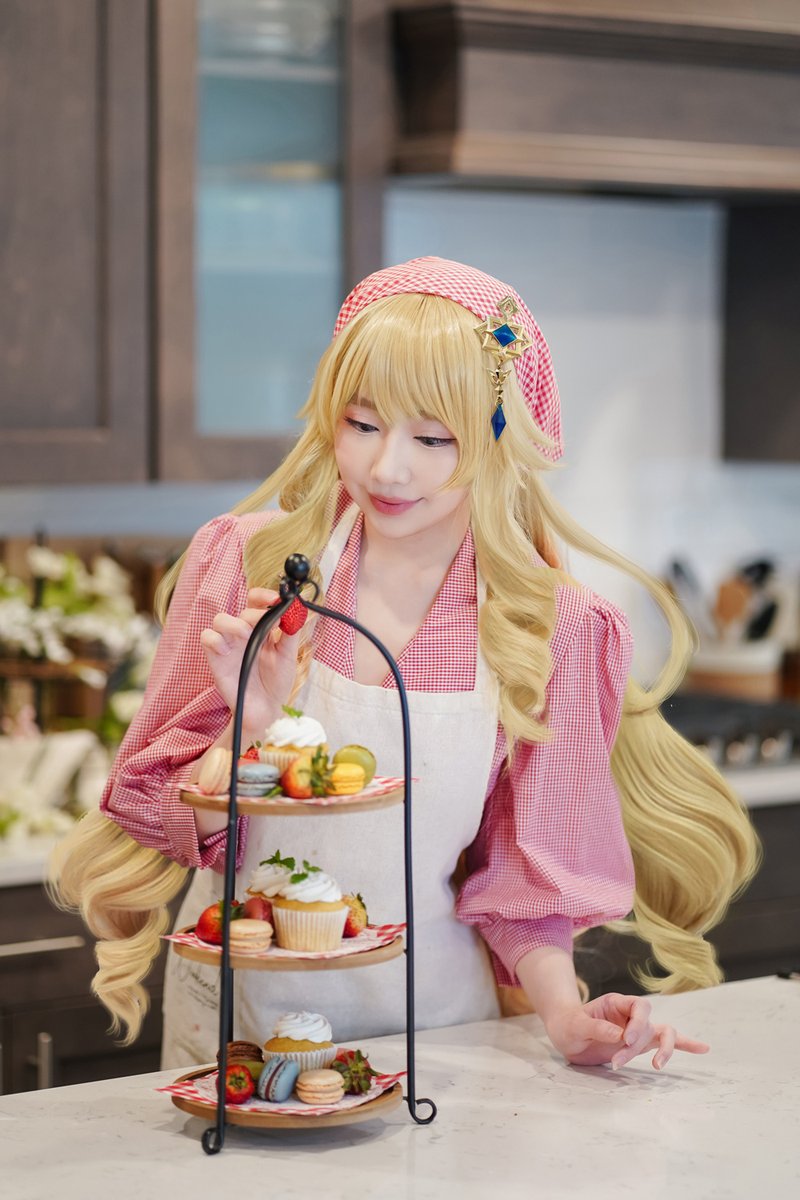 In another life Navia was most definitely a baker 🧁☺️ making the prettiest macarons and pastries! #TeyvatFashion #GenshinImpact