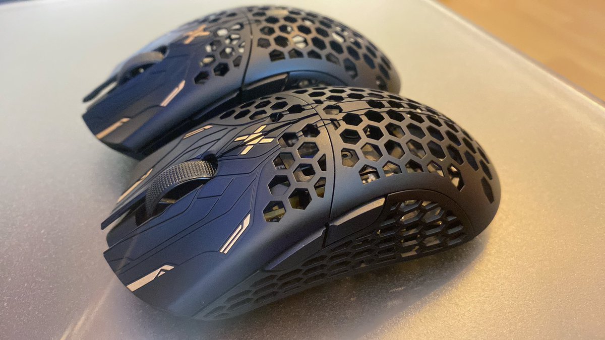 Finalmouse ULXのcheetahと Lionのバッテリー搭載位置をマウスの中央へ移動させました。 重心点を中央に寄せることで、前後重量バランスが最適化され操作性/精密性が向上しマウスを左右に振る度、その効果を実感します。 #finalmouse #ultralightx #ULX