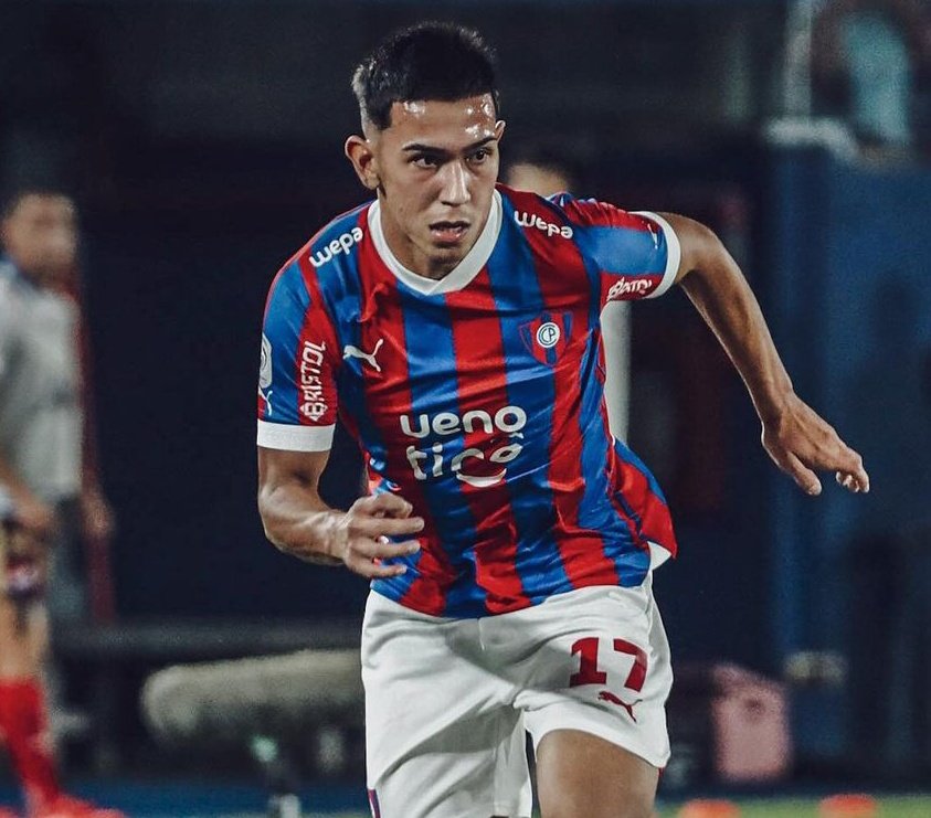 Gabriel Aguayo 🇵🇾 no solo se está ganando a la hinchada de Cerro, sino también da razones para ser titular.

Hizo su primera asistencia en marzo y su primer gol en abril. Ante Alianza Lima participó en el gol. Un revulsivo de 19 años con desborde y buenos desmarques al espacio.