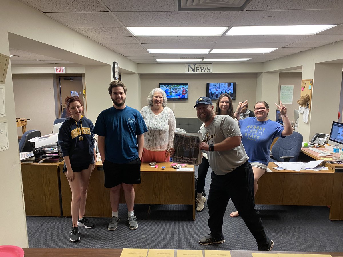 Walking around the beautiful campus of <a href="/murraystateuniv/">Murray State University</a> tonight and ran into some talented people working late ⏰to produce the <a href="/MurrayStateNews/">The Murray State News</a>!! #GoRacers 🏇
