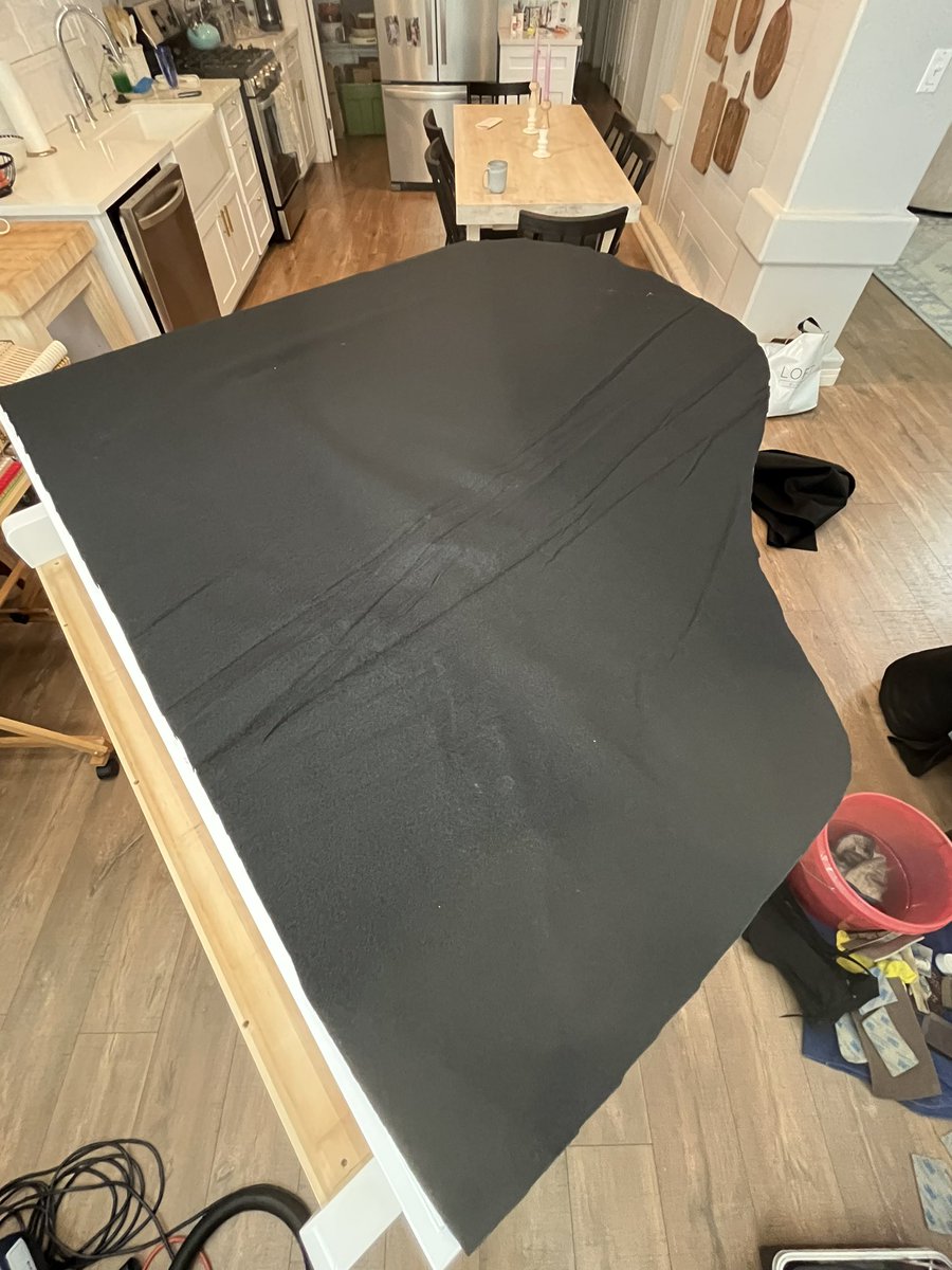 evanaustinauthr's tweet photo. Nobody:
Zero people:
Me: When I make felt covers to go inside a grand piano to protect the interior from gathering dust (usually after I’ve detailed it), I use the closed lid as a size/shape template for making the cover. #themoreyouknow
#howitworkswednesday https://t.co/xueGT4Ck3i