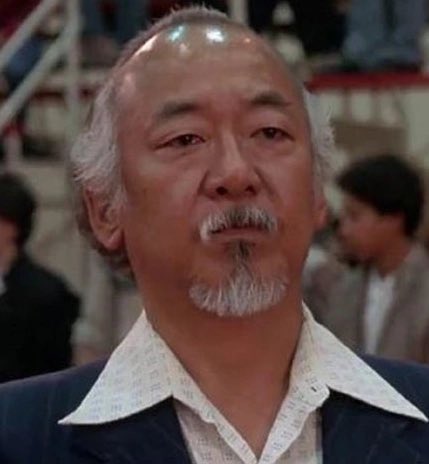 Ralph Macchio ya es más mayor que Pat Morita cuando apareció en “Karate kid”. Supéralo.