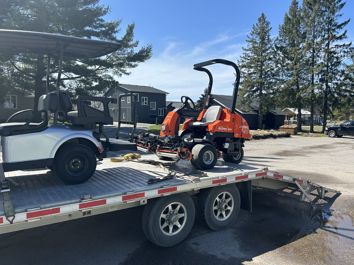 Thanks Six Foot Bay GC, from @gc_duke for being first in Central Ontario to have an @JacobsenTurf Eclipse 360 Greensmower. The ultra quiet Lithium power does its part for the environment, and will allow those staying at the resort to sleep in, a bit later!