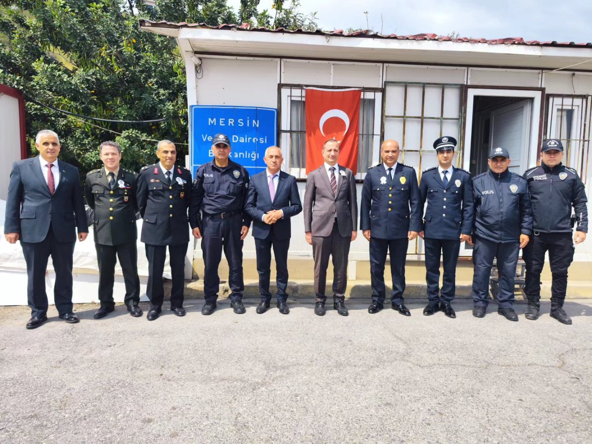 Tarsus Kaymakamı Mehmet Ali AKYÜZ ve İlçe Protokolü, Tarsus/Çamtepe Jandarma Uygulama Noktası ve Tarsus/Batı Gişeleri Polis Uygulama Noktasını ziyaret ederek görevli personellerin Ramazan Bayramını kutladılar.