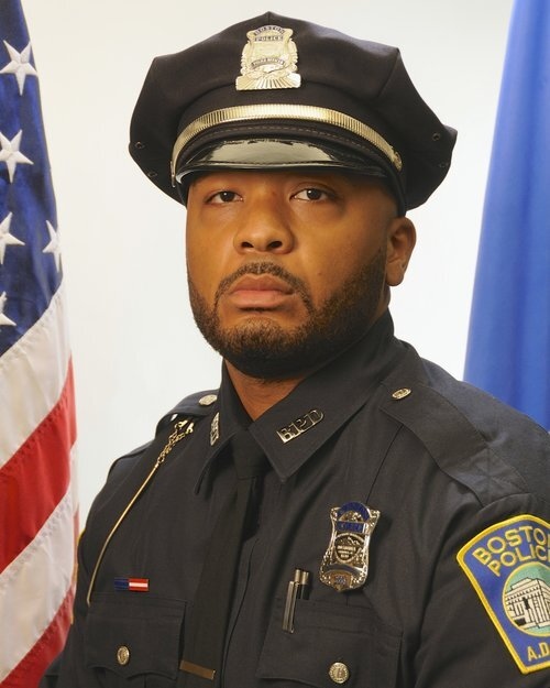 Please remember the service and sacrifice of Boston Police Officer Dennis Simmonds, who passed away on this date 10 years ago after suffering a medical emergency that resulted from injuries sustained while engaged in a shootout with the Marathon attackers nearly a year before.