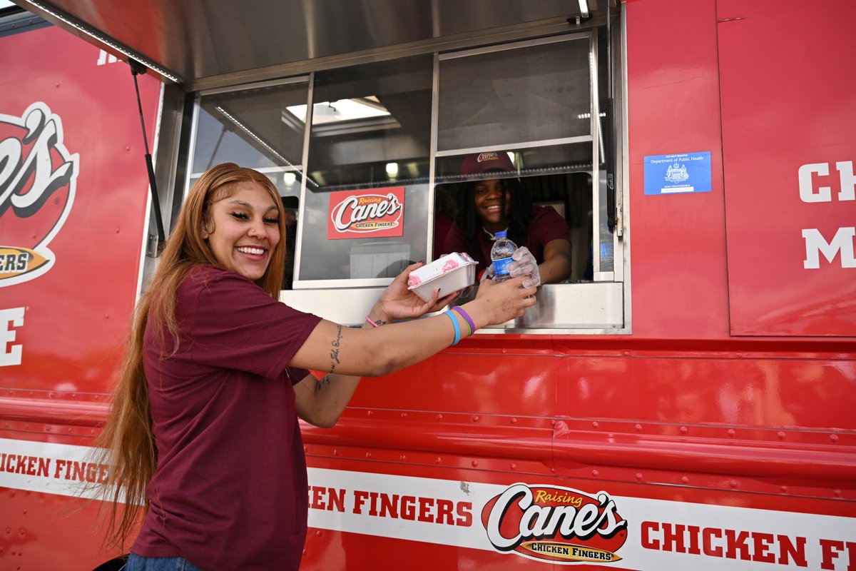 During today’s Raising Cane’s event, MiLaysia Fulwiley and Kamilla Cardoso helped prepare some lunch for FAMs. Kamilla was a little tall for the truck, so this arrangement worked better 😂 *Photo Credit* @raisingcanes