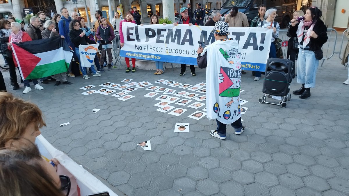 Avui ens hem sumat a la protesta davant la seu de la UE a #Barcelona, per denunciar el nou Pacte Europeu per Matar a persones que busquen Asil (PEMA).

#ElPEMAMata: portarà més morts i patiment, més violacions de drets humans. 
Seguim dient #NoalPEMA !