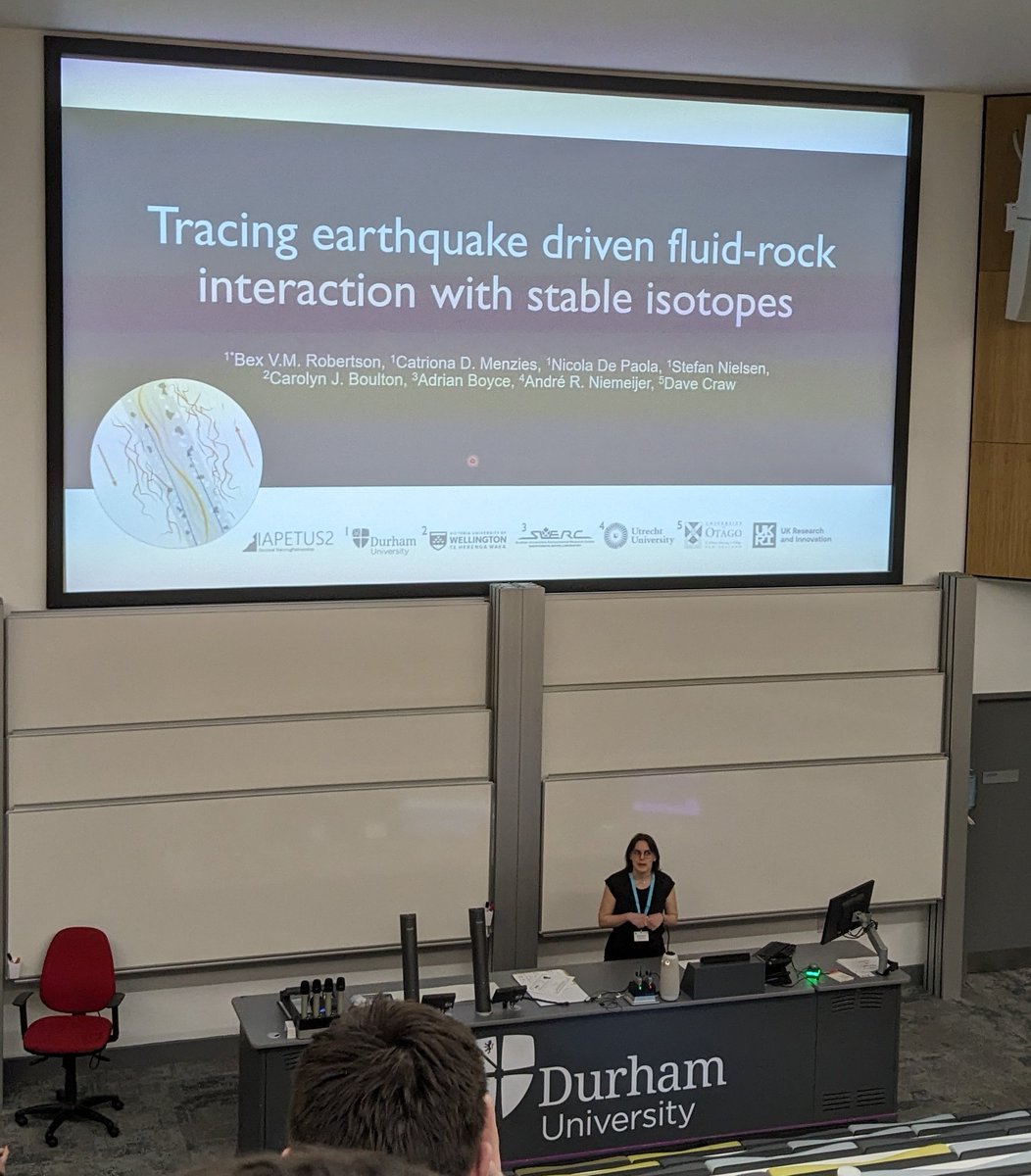 Great talk by @BexRockbertson today at #GGRiP2024 @GeochemGroup - explaining rock mechanics to a room full of geochemists is no mean feat, well done! 
#proudsupervisor #isotopes #rockmechanics