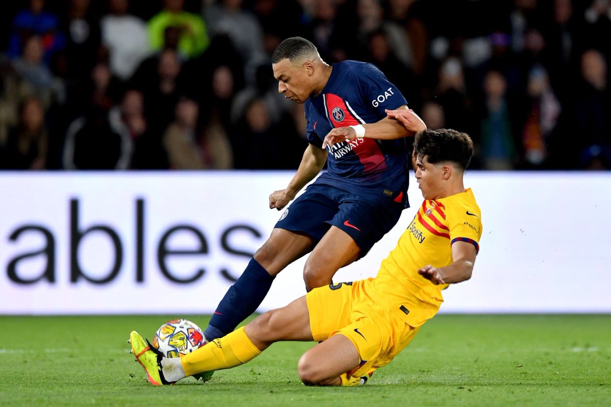 BarcaUniversal's tweet photo. Mbappé in the first half vs. Barcelona:

- 0 shots on target
- 10 passes
- 1/5 ground duels won https://t.co/uvn9usVzCl