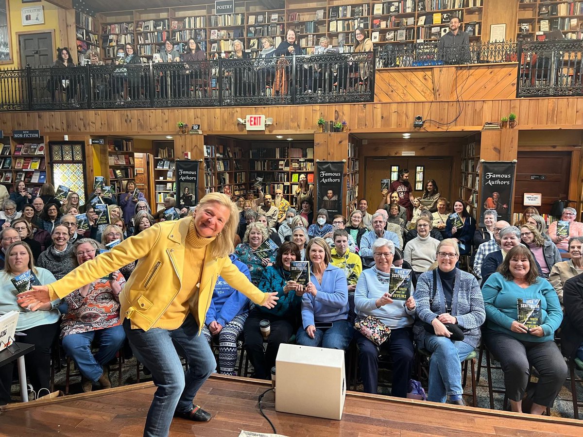 Fantastic time with girls and @LisaScottoline! Just WOW! 🤩 📚@MidtownScholar