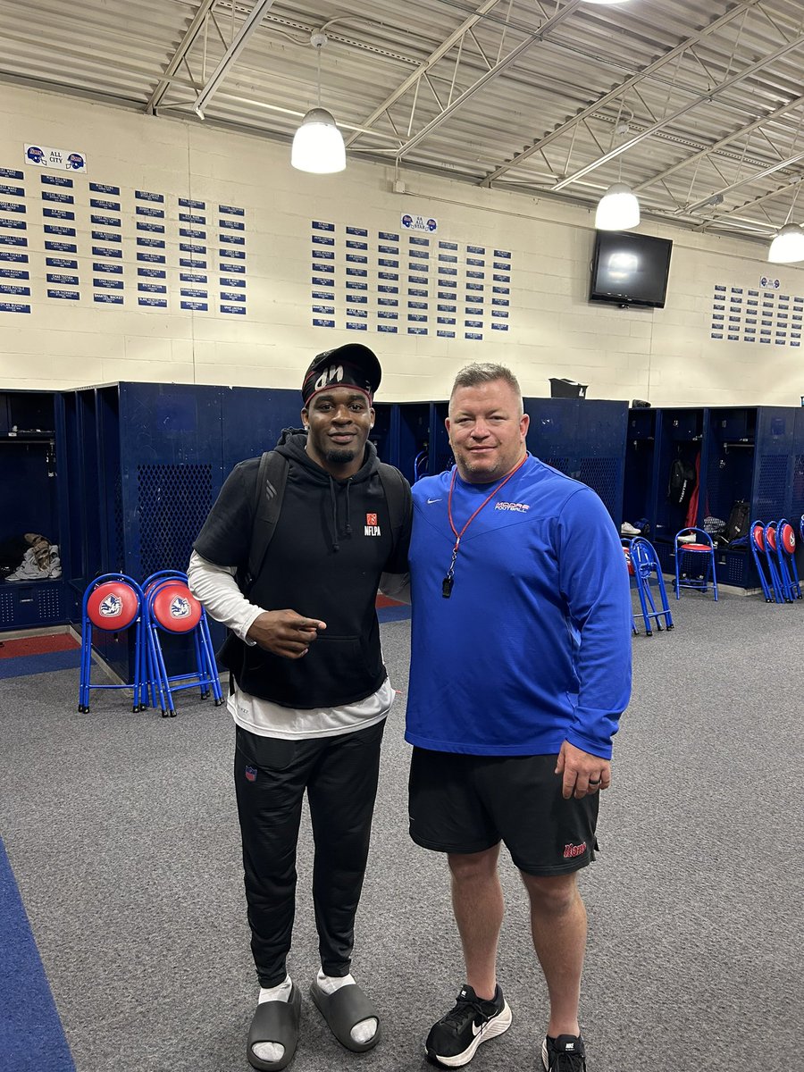 Appreciate one of my favorite former players coming by & speaking to the team! @gervarrius_3 Now with NY Giants. Had dawg mentality from day 1! Huge future in NFL ahead for G!