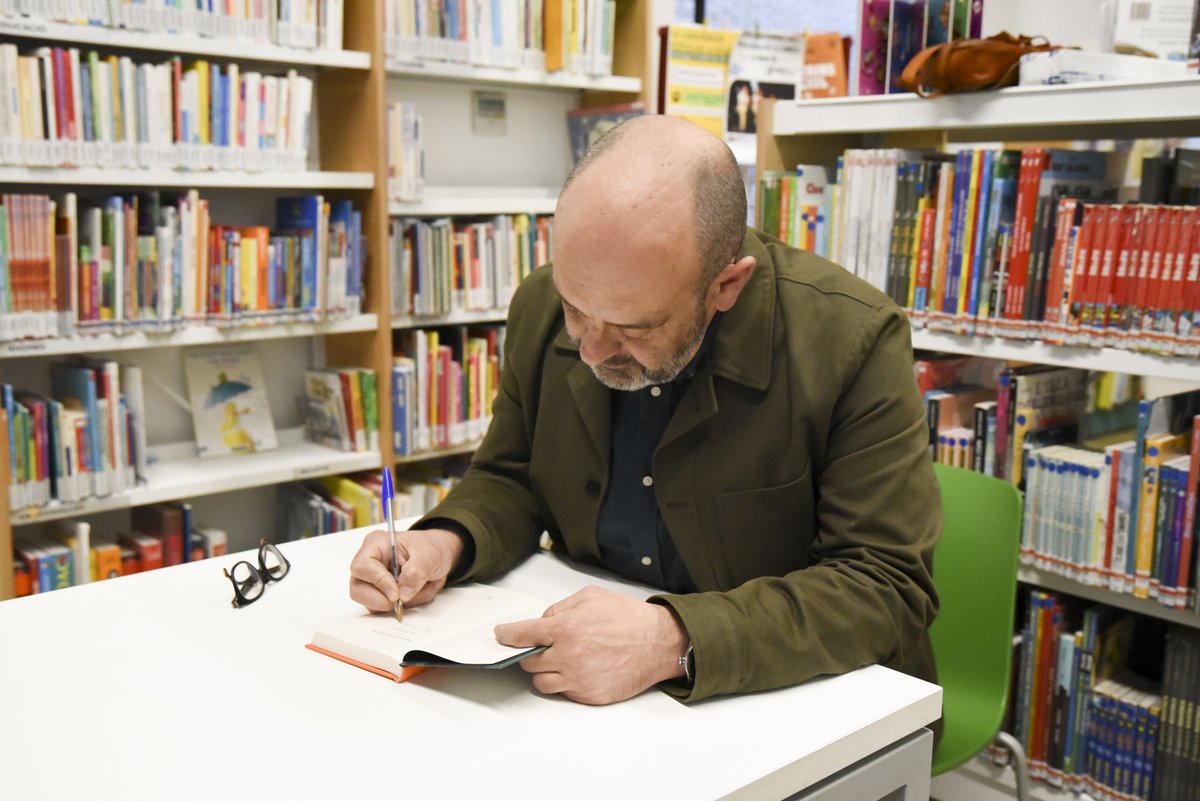 L'escriptor Sebastià Alzamora va presentar ahir, dimarts, a la @bibliobisbal la novel·la 'El Federal', inspirada en el Foc de la Bisbal de 1869 i amb Pere Caimó i Isabel Vila com a protagonistes. L'acte, organitzat per @OmniumBaixEmp, va tenir una gran rebuda. 📸 Anna Pascual