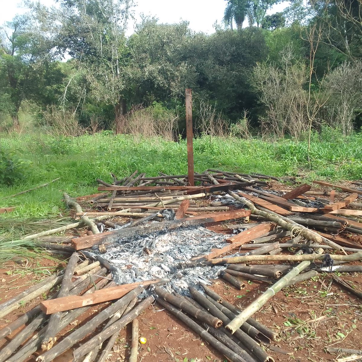 Misiones: Amenazas de muerte de por medio, prendieron fuego casa de familia Mbya Guaraní
originarios.ar/nacionales/mis… 

#pueblosindigenas #parenlaviolencia #originariosAR #misiones #pueblombyaguarani