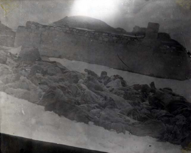 1)Ermeni çeteciler tarafından evlere doldurup benzinle yakılarak şehit edilen 250 Türk köylüsünün naaşları.  

Erzurum-Alaca Köyü Alaca Village, 1918  

Bodies of 250 Turkish villagers who were martyred by Armenian gangs who were filled with gasoline and burned in their houses. +