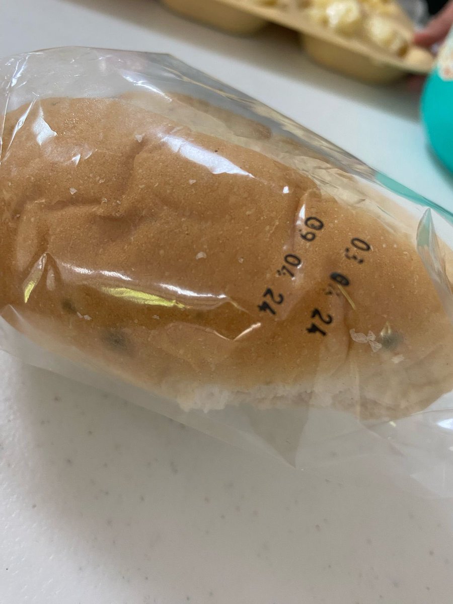 Nos prometieron Dinamarca 🇩🇰, pero en el hospital de @Tu_IMSS de La Margarita, en #Puebla, hoy están dando pan 🥖 🍞 en estado de descomposición (con hongos) y caducado a los pacientes. Morena no puede con el sistema de salud. Por eso ya se van. Nos merecemos mucho más.