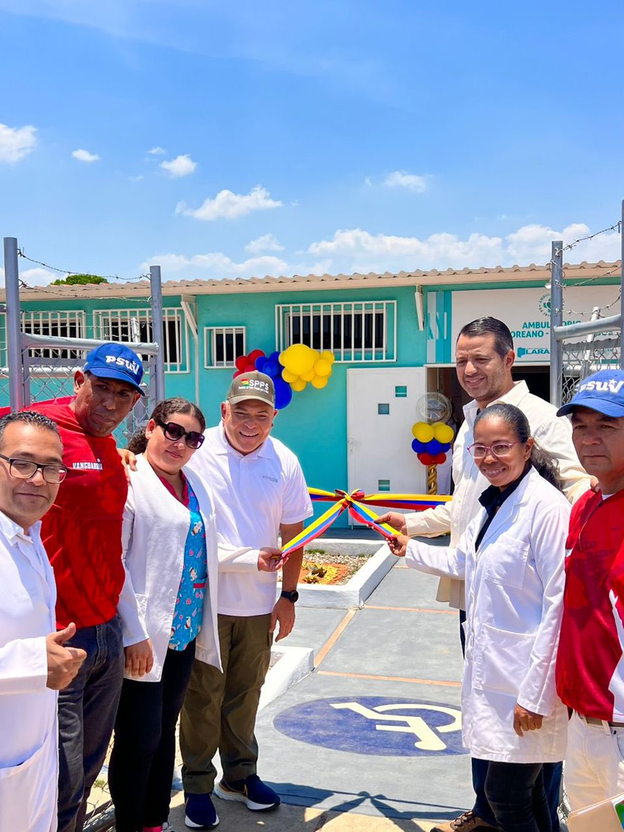 AdolfoP_Oficial's tweet photo. #10Abr Más de 6 mil familias son beneficiadas con la rehabilitación y ampliación del Consultorio Popular tipo II Los Naranjos, en la comunidad Morrocoy, parroquia Guerrera Ana Soto del municipio Iribarren. 

Junto al alcalde @LuisJonasReyes, autoridades de salud y poder popular hicimos entrega oficial de este importante centro asistencial. 

La rehabilitación contempló la ampliación de espacios que gracias a los tres niveles de gobierno hemos dado respuesta a este macro sector que ahora contará con un centro de salud de calidad y abierto a toda la población. 

@nicolasmaduro @MagaGutierrezV