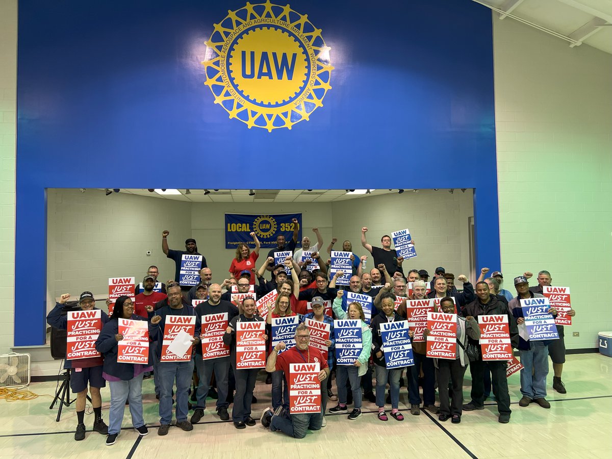 Daimler made $20 billion in profits since 2018 but workers got left behind. That's why Local 3520 members in Cleveland, NC, are fired up and ready to fight for a record contract! Their current deal expires on April 26. Tick Tock... ⏰ #StandUpDaimler