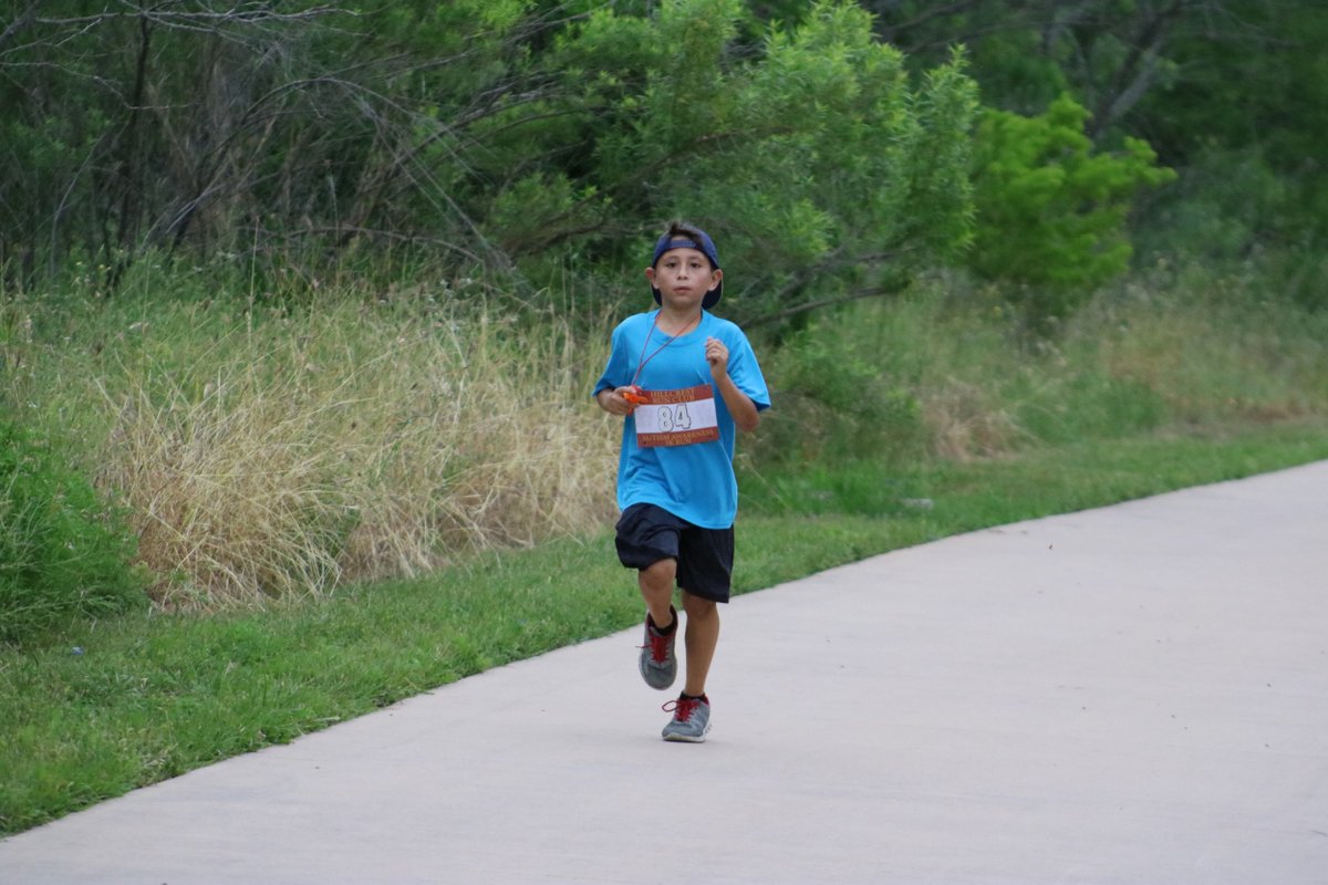 Saturday morning, the Hillcrest Elementary Run Club welcomed the San Antonio community to their Autism Awareness Run. El sábado por la mañana, el Hillcrest Run Club dio la bienvenida a miembros de toda la comunidad de San Antonio a su carrera de concienciación sobre el autismo.