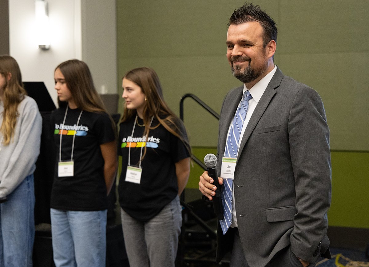 Led by Becky Rients from Okoboji Community School District, Okoboji Middle School students and No Boundaries community partners, attendees at the Iowa Classrooms+Workplaces Summit learned more about how to network with community members to create quality work-based learning…