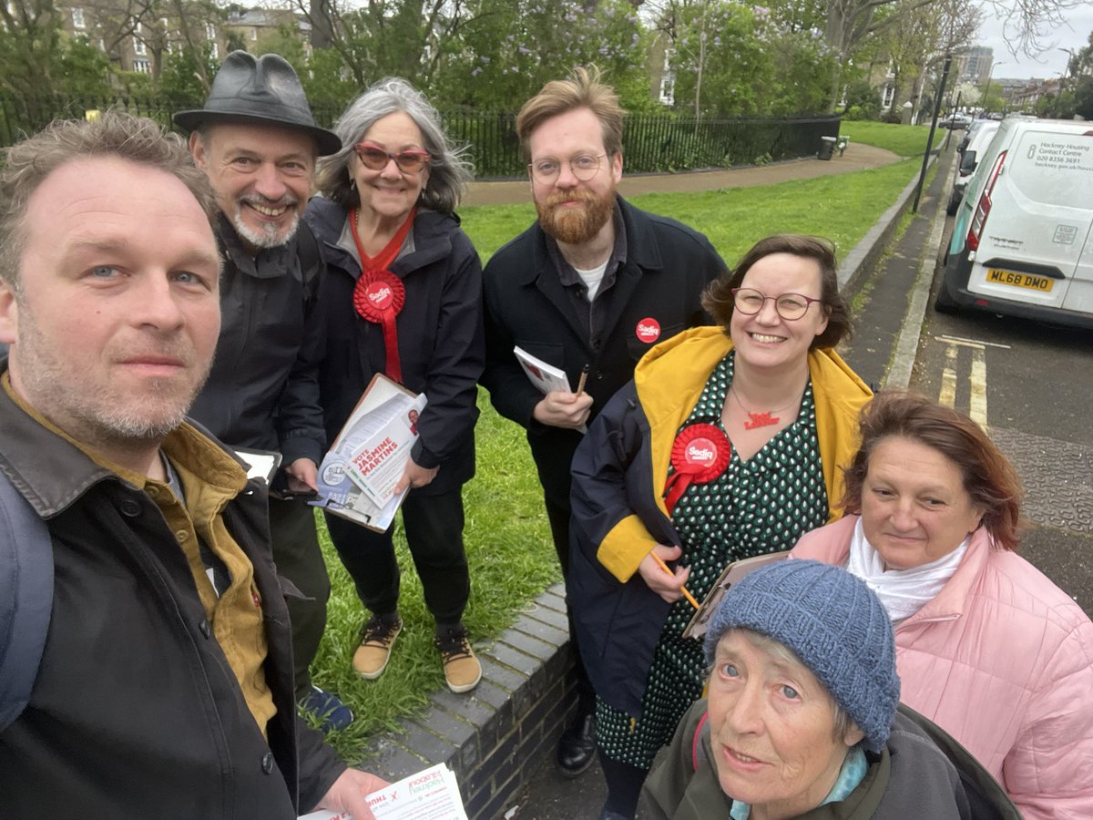 Great team out tonight with our MP @Meg_HillierMP in #DeBeauvoir engaging with residents about the difference Labour representation makes for communities and the great things that @HackneyLabour are doing in our borough. #JAS4DB #VoteLabour 🗳️🌹