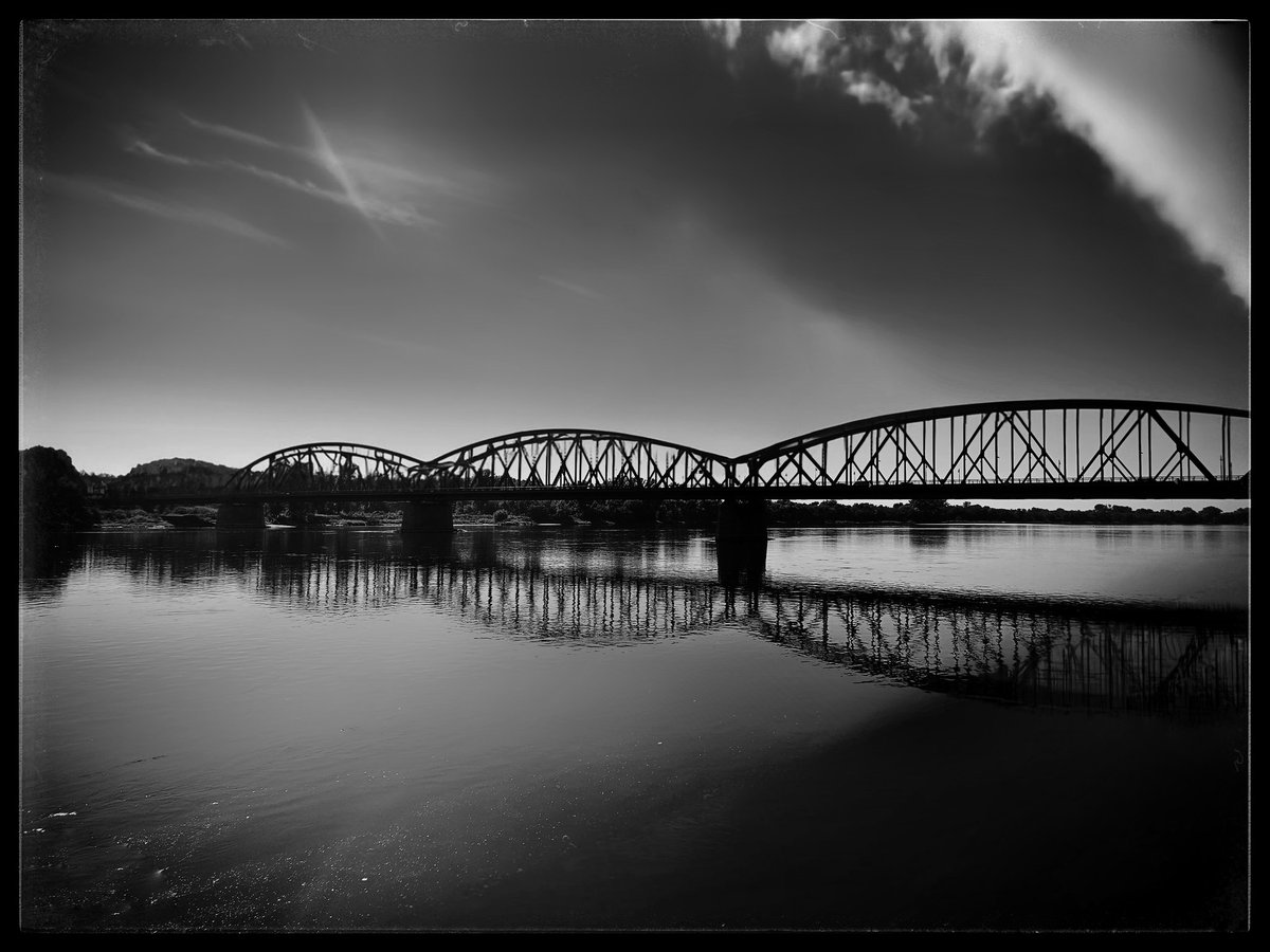 #MyPhoto #blackandwhitephotography #mobileshots #monochromephoto #bnw_captures
Under the Bridge