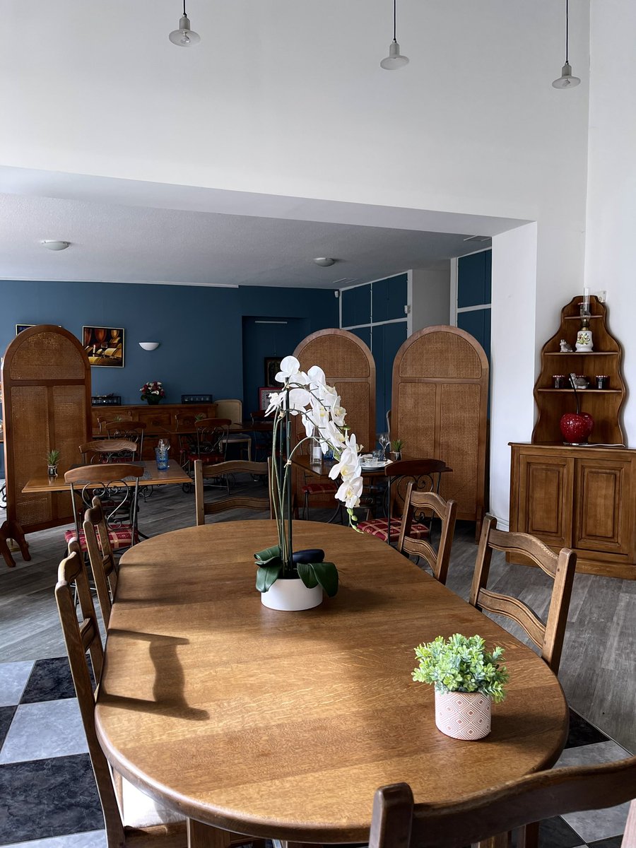 可愛すぎるワンコがお出迎えしてくれる素敵なレストランを見つけた。
ふらっと夕方前に寄っただけだからご飯はどんな感じかわからないけど、ちょっとしたお祝いとかにも良さそう。雰囲気が心地よすぎた。　

📍Auberge La Petite Carcassonne
Rodemack, France