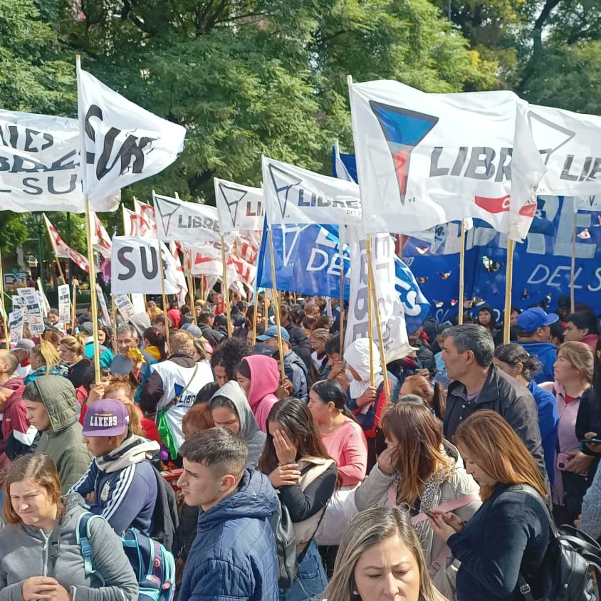 LibresMoron's tweet photo. 📢 #Hoy estuvimos en la #9DeJulio, saliendo a las calles para denunciar el brutal #ajuste que el #gobierno nefasto de #Milei está llevando a cabo junto a múltiples organizaciones sociales. https://t.co/595O8Rrl2j