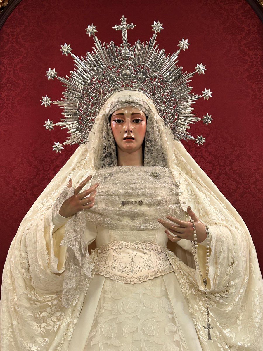 María Santísima de las Angustias ataviada para el tiempo de Pascua

Vestidor: Antonio Bejarano 
Camareras: María González y Setefilla Márquez