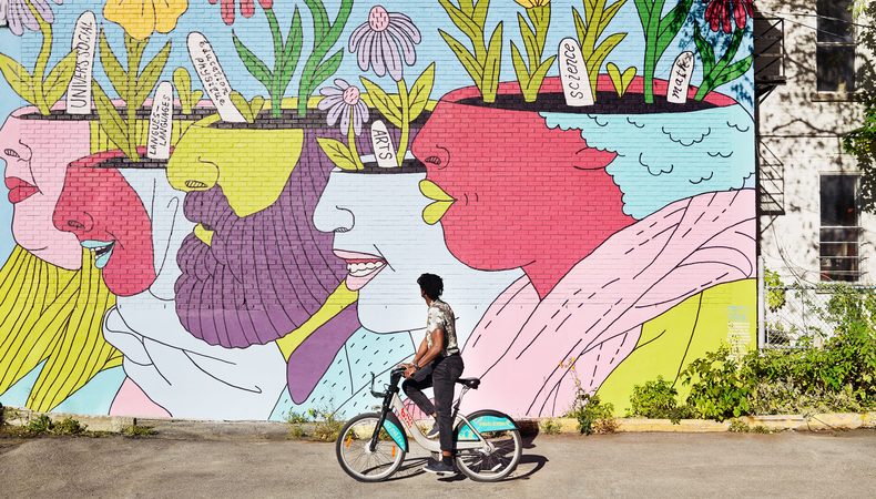 À Montréal, au printemps, les jolies fleurs n’apparaissent pas seulement dans les parcs et espaces verts de la ville, mais aussi sur ses murs. Découvrez nos murales colorées 🌸🌼 mtl.org/fr/experience/… 📷 Sylvie Li #Montréal #MTLmoments
