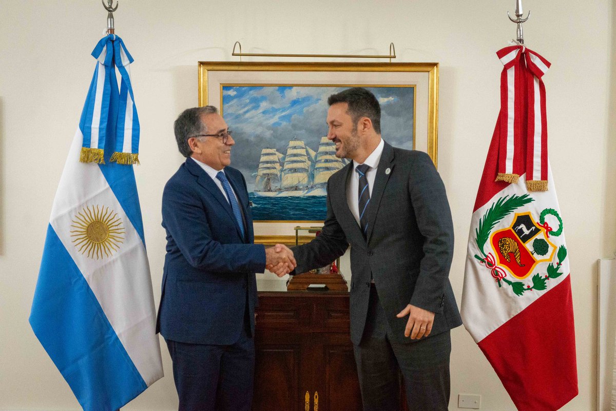 Me reuní con el Embajador de Perú, Carlos Alberto Chocano Burga. Abordamos los sólidos lazos de cooperación entre nuestras fuerzas y acordamos profundizar nuestra relación en materia de defensa, con acuerdos específicos en ciberdefensa y ciberseguridad. 🇵🇪🇦🇷