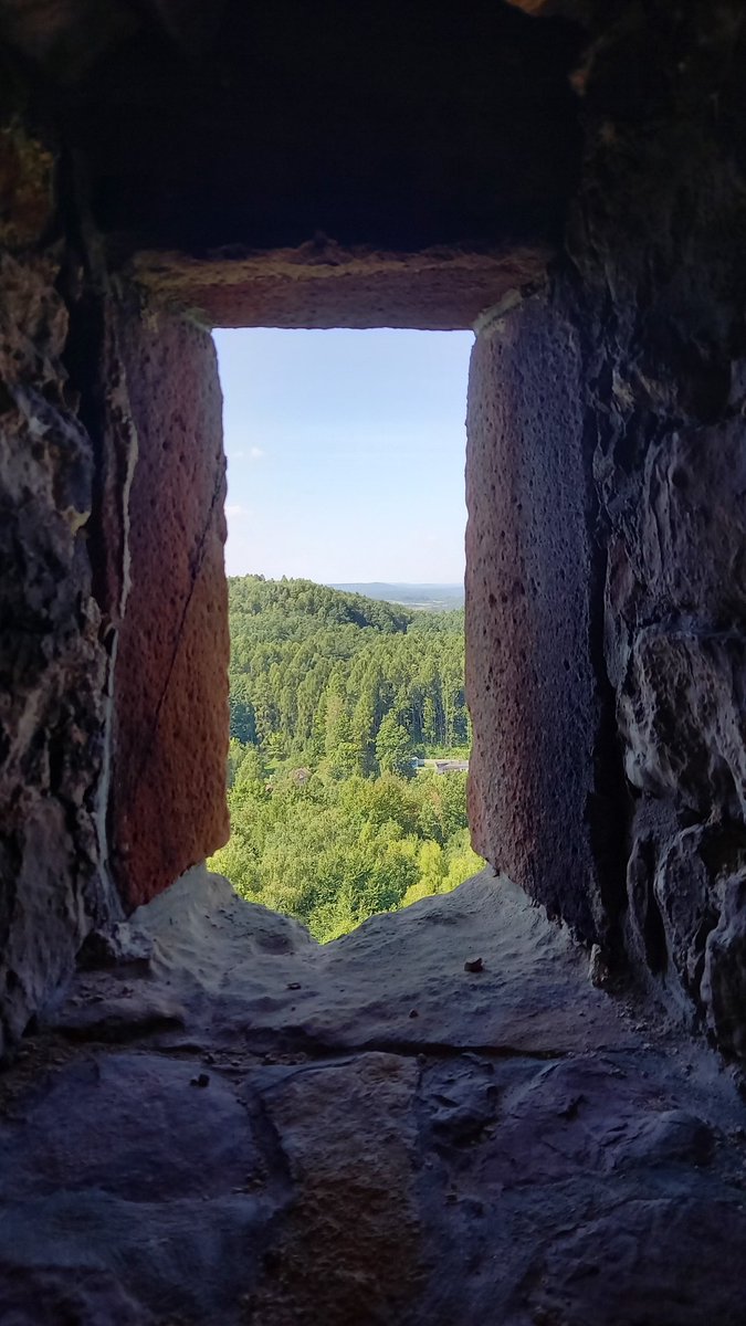 View from arrowslit of the tower of Chęciny Castle in Poland, one of the largest castles in Europe! Its history dates back to the 13th century. In such a place, being a medieval guard had its advantages... ⚔️🇵🇱🏰🛡️🏔️