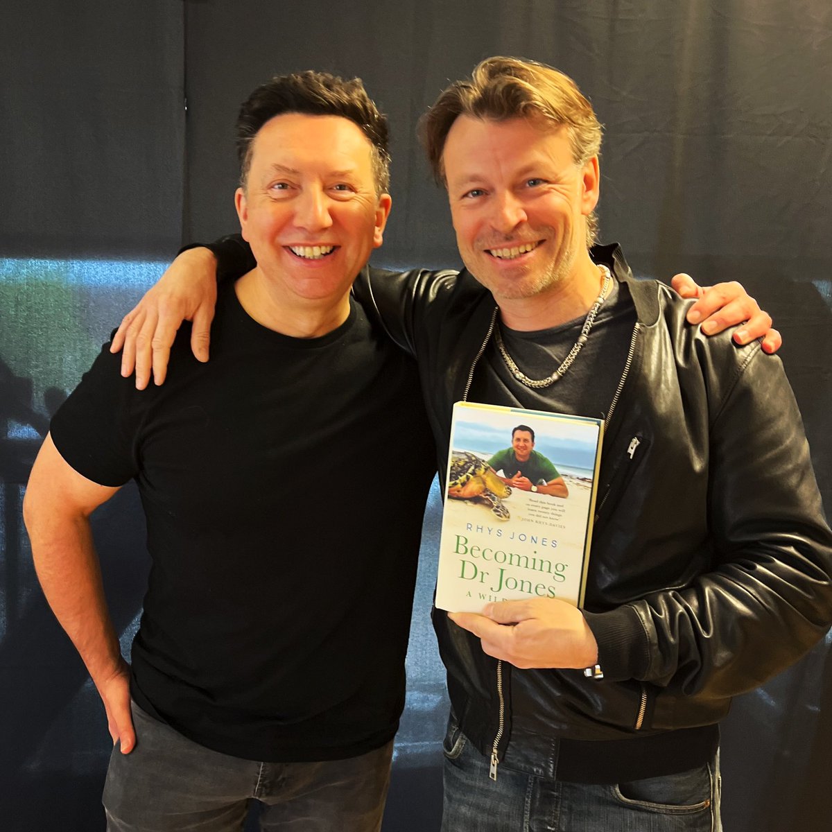 I had the most amazing time spending the weekend with my friend Peter Franzén. Also enjoyed hosting him for a great interview at our @walescomiccon #Vikings panel. Cannot believe that he is currently reading my book #BecomingDrJones , thank you so much!