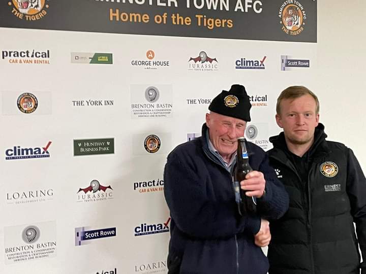 MOM for Tuesday's win over @CullyRangers_FC was Richard Hebditch. Richard was presented the award by club supporter, Alan Taylor. Well played Richard. #Tigers 🐅#Axminster 🧡#COYTigers⚽️ @swpleague @swsportsnews