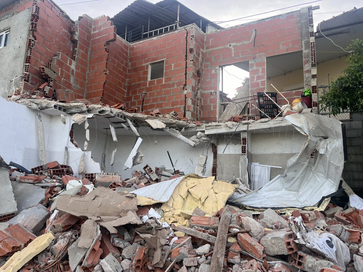 britoguterres's tweet photo. No dia de ontem a CM de Loures destruiu 5 casas no Bairro do Zambujal pondo na rua as 5 famílias. Não apareceu assistente social, nem ofereceram alternativa.  Maior parte dos moradores estava a trabalhar. Seus pertences, incluindo documentos ficaram debaixo do entulho. https://t.co/IOaBsodBDw