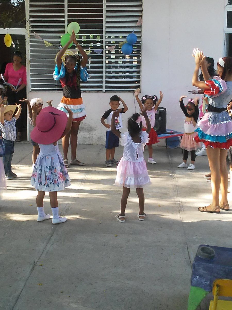 AmiguitosSa's tweet photo. Día de mucha alegría por parte de nuestros niños, de creatividad de los trabajadores y participación de las familias y la comunidad.
¡Gracias Fidel!, ¡Gracias Vilma!, Por tan hermosa obra.
#LaPrimeraInfanciaImporta
#SiempreSantiago
@Sureysifrometa
@NelvisColas
@LimontaReyes https://t.co/ax8bZwi9sE