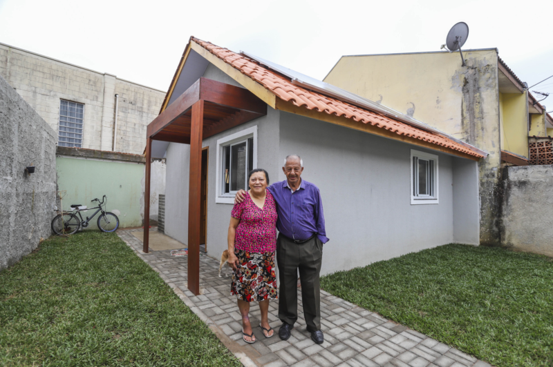Pra terminar o dia com o coração quentinho... 🫶 Conheça a Rubenita e o Aguinaldo, um casal de idosos de Curitiba que recebeu uma casa da Cohab com acessibilidade. 🏠 Leia mais em: link.curitiba.pr.gov.br/ea949