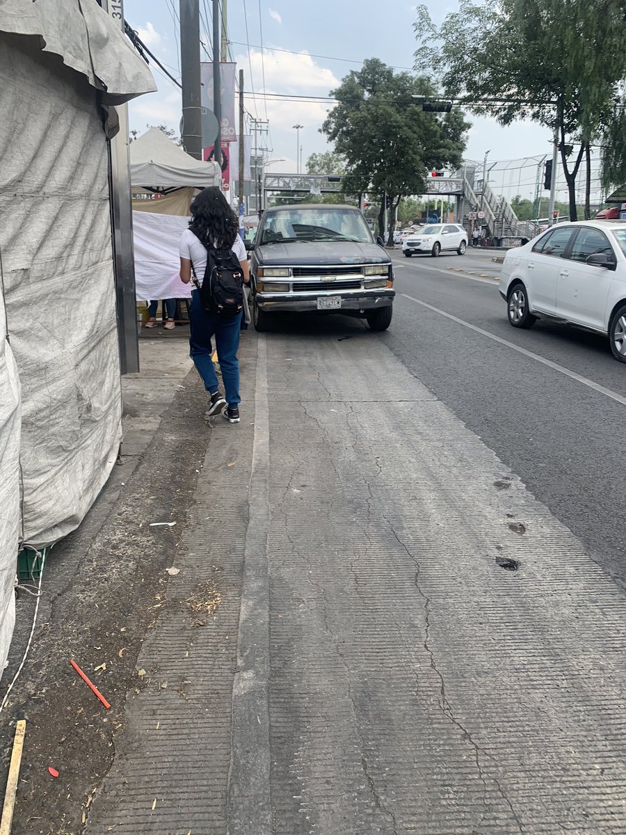 Vehículo estacionado en Insurgentes, a la altura del MB La Joya @UCS_GCDMX