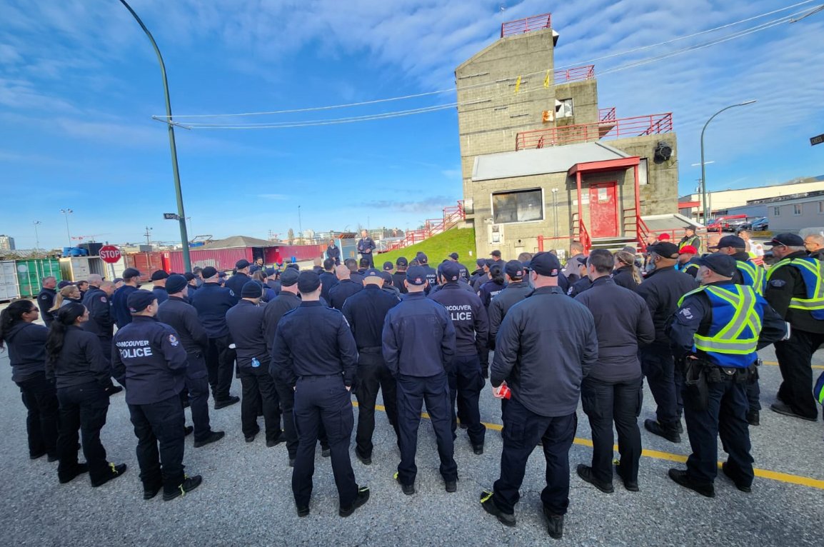 AdamPalmerRCMP's tweet photo. Honour to address our impressive #PublicSafetyUnit members at a #TrainingDay - a combined unit of #VPD #PoliceOfficers & #VFRS #Firefighters who have specialized training, equip & expertise to keep people safe at events in #Vancouver @VancouverPD @VanFireRescue @Karen_Fry #PSU https://t.co/ODQs4gK6X3