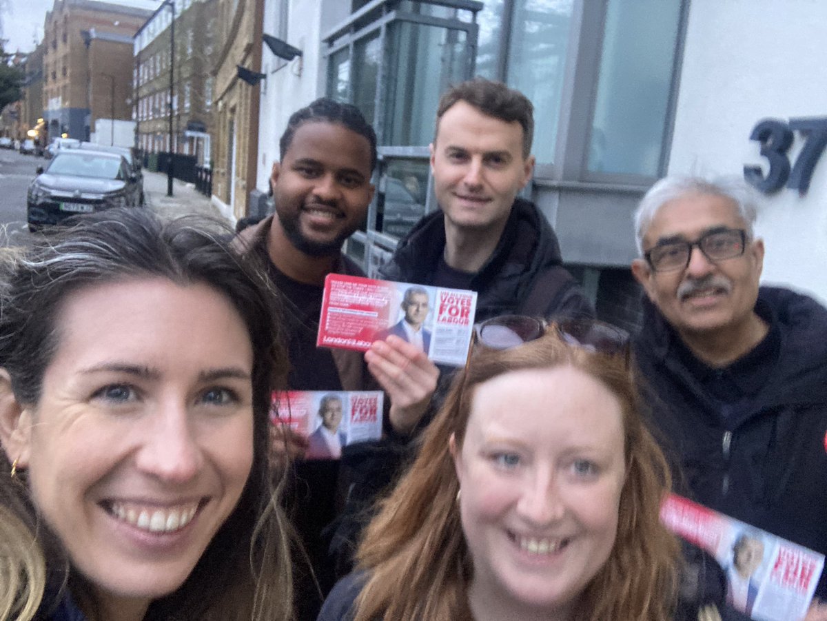 Friendly 🌹team campaigning in Bermondsey tonight for @SadiqKhan and @LabourMarina . And look at this cherry blossom 🌸on Tower Bridge Road - take that Tokyo! 🇯🇵