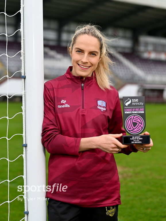 Julie-Ann Russell of Galway United with her SSE Airtricity Women’s Premier Division Player of the Month Award for March 2024 at Eamonn Deacy Park! 📸 @sportsfiletyler sportsfile.com/more-images/11…