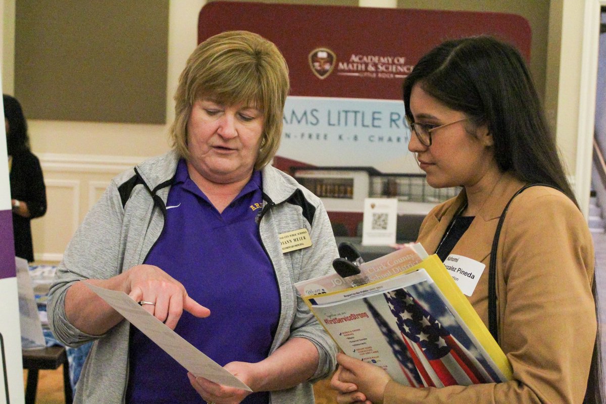 At the recent Teacher Education Career Fair, teacher candidates had the opportunity to connect with school districts and organizations recruiting for local, in-state, out-of-state, non-profit, and public teaching positions! 🍎 📝