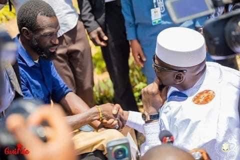 #UN_GESTE_NOBLE 🇬🇳 🇸🇳 
Le président Général Mamadi Doumbouya a fait venir son ami longue date en Guinée récemment rencontré à Dakar lors de l’investiture du Président Diomaye Faye et ils ont prié la prière 🤲🏿 de la fête de Ramadan ensemble au palais.
L’acte est à saluer 🫡 !!🙏