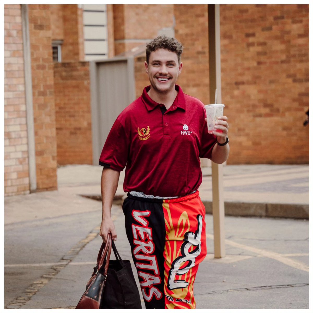 𝐁𝐀𝐑𝐄𝐅𝐎𝐎𝐓 𝐃𝐀𝐘🦅

Barefoot day took place this past week and we are extremely proud of our Veritas men as we reached the cap with a total of 885kg of donated clothes!
Barefoot day is a day where all residents is residences donate clothes and walk barefoot!