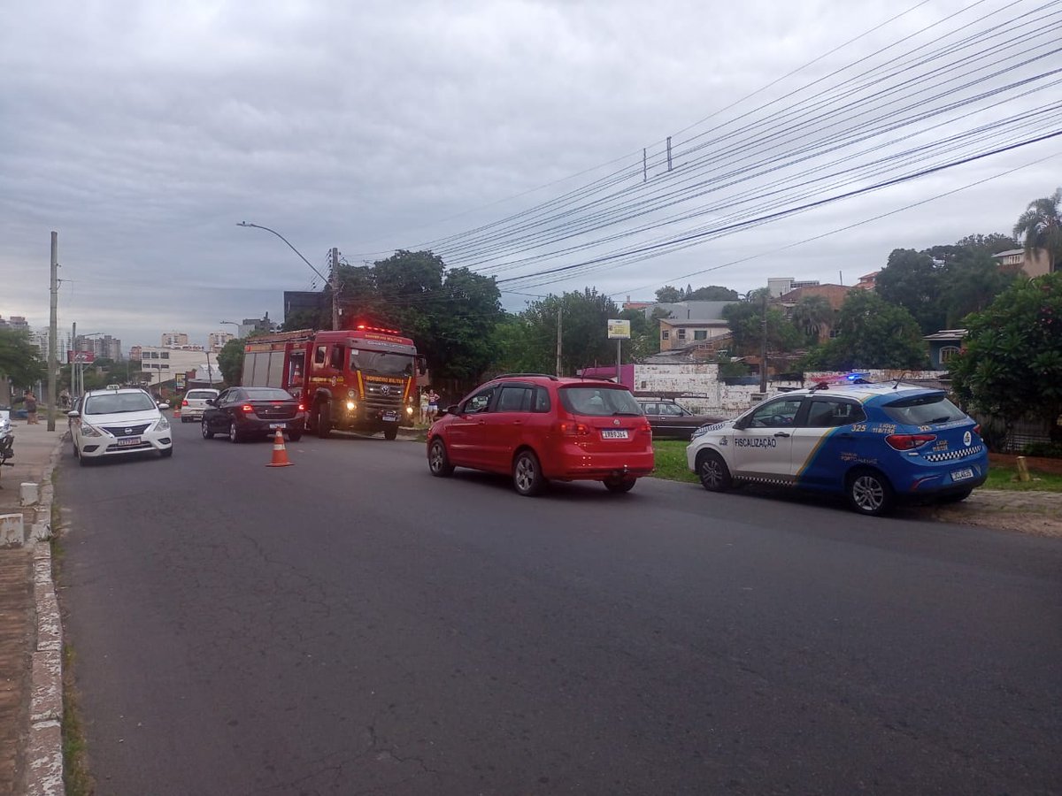 EPTC_POA's tweet image. 17h30- #EPTC informa  incêndio na avenida Ipê, próximo ao numeral 122. 

#EPTC e #Bombeiros no local.