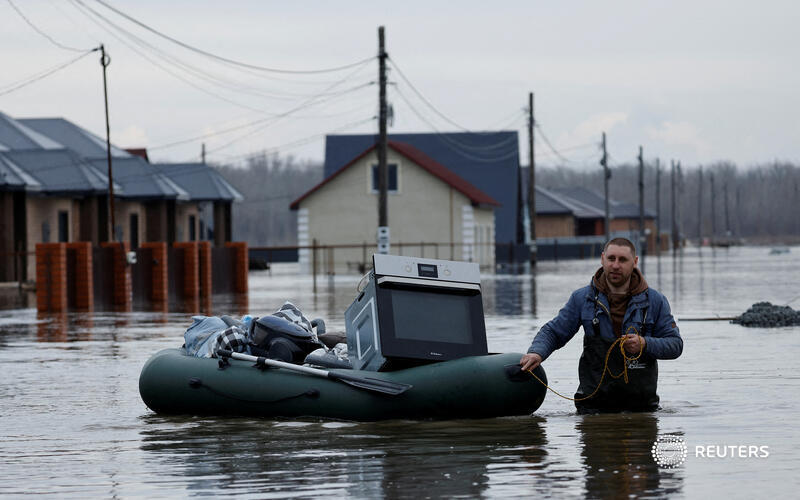 A man tows an inflatable boat filled with his belongings along a flooded street in the settlement of Ivanovskoye, Orenburg region, Russia reut.rs/4cTFISE 📷 Maxim Shemetov