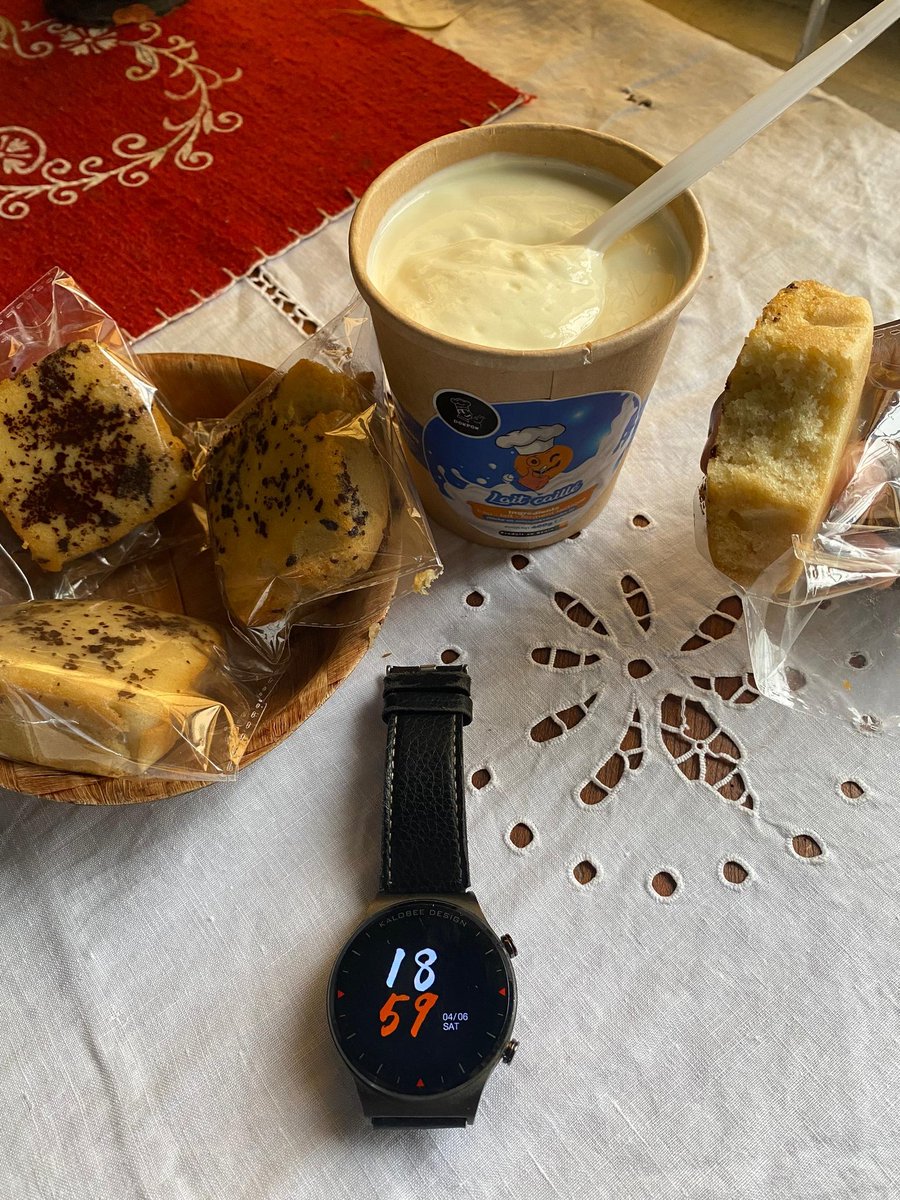 DokponBenin's tweet photo. Plus besoin d'attendre 19h !😌 Vous avez désormais le droit de dôkpon à toute heure. Passez à table, deux douceurs vous y attendent 😋🤤

#douceur #laitcaillé #cakes #cookies #multiplesaveurs😋🍫🍓🍇 #decouvreladifference🤤 https://t.co/qDpN3Tek1d