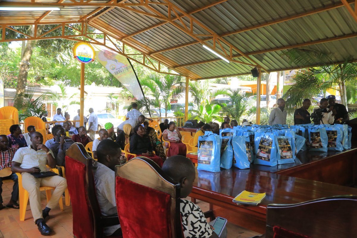 spadiaspora's tweet photo. Amb. Abbey Walusimbi's remarkable benevolence shines through at the Eid celebrations held at NRM Secretariat Headquarters. His donation of Iftar gifts and Eid packages worth 14 million shillings exemplifies the spirit of unity and inclusivity. #EidCelebration #UgandaUnity 🌙🎁 https://t.co/SYnVgXlOoh