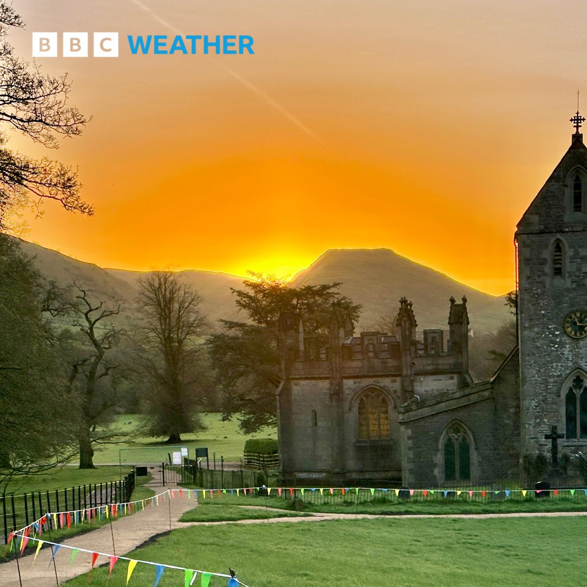 Is there a break in the clouds on the way? Check out our latest Monthly Outlook bbc.in/3TRxL7C 📸 BBC Weather Watcher Head-in-the-Clouds in Ilam, Staffordshire