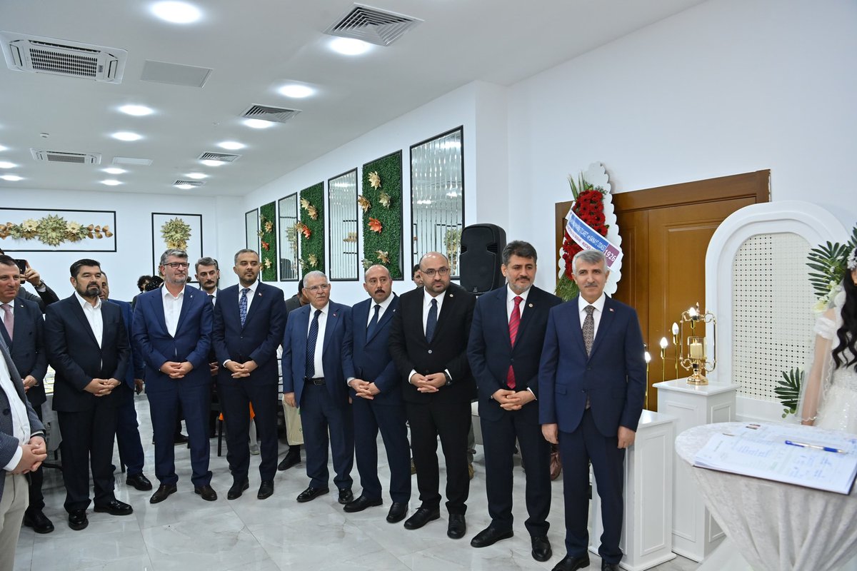 Ramazan Bayramı'mızı güzelleştiren düğün töreninde gazeteci kardeşimiz Bekir Doğan'ın  kızı Ayşe Betül ile Özdemir ailesinin evladı Zeki kardeşimizin nikah akitlerine şahitlik ettik.

Çiftlerimizi ve ailelerimizi tebrik ediyor, Cenab-ı Hakk'dan iki cihan saadeti diliyorum.